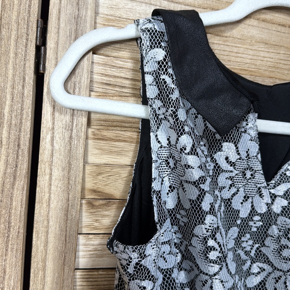 Sleeveless Black and White Dress Lined With Collar Size Small - Picture 2 of 10